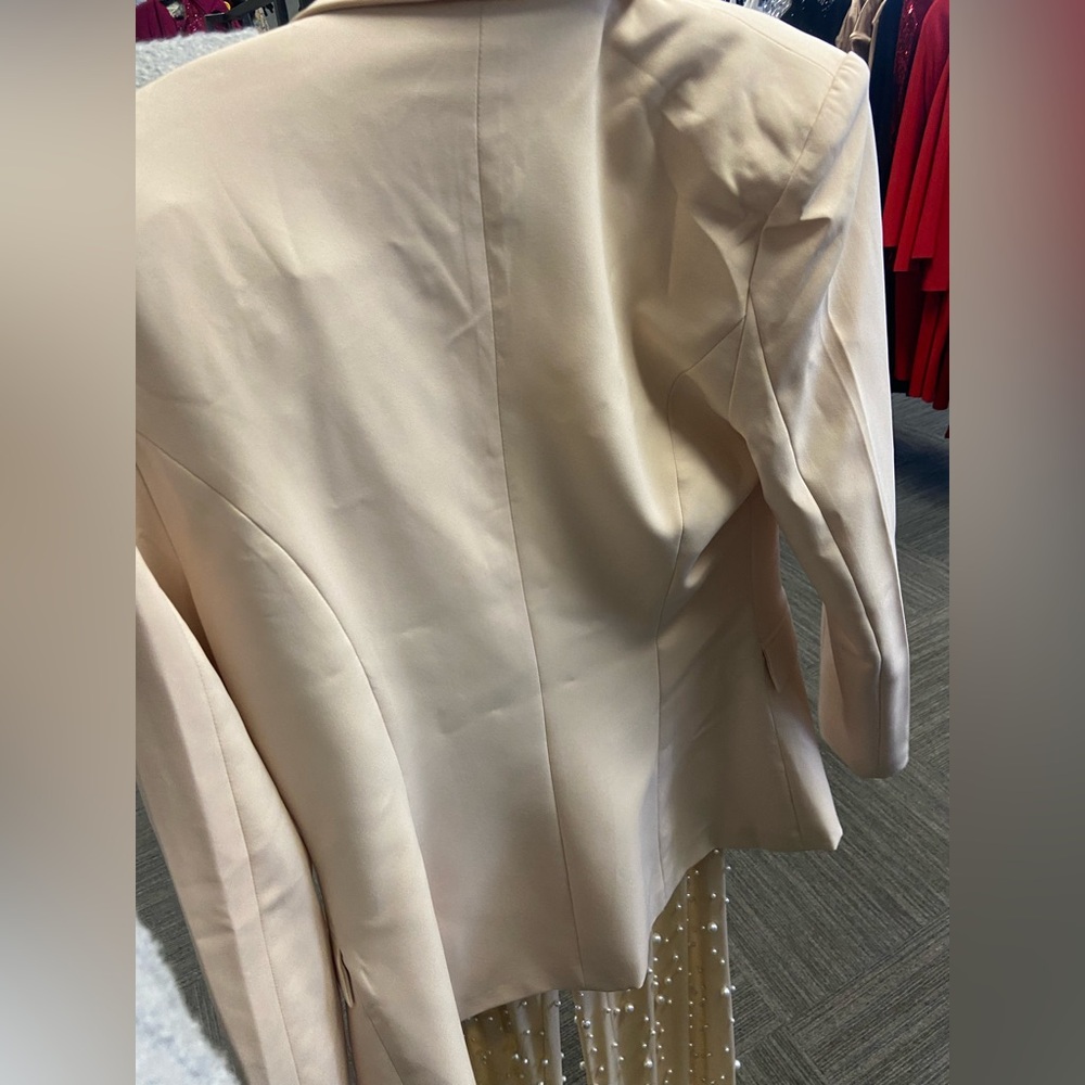 Elegant Cream Women's Blazer